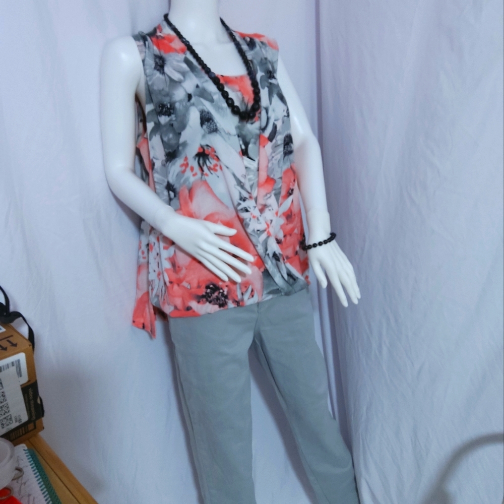 Alfani sleeveless tunic with scoop neck. High low hem.